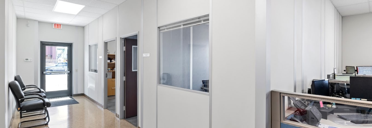 An modular office environment with sandwich panels.