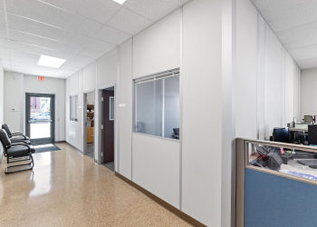 An modular office environment with sandwich panels.